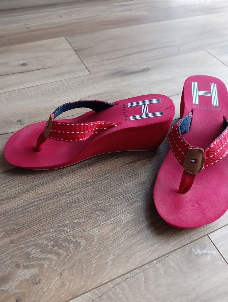 Tommy Hilfiger japonki na koturnie ,klapki r.37