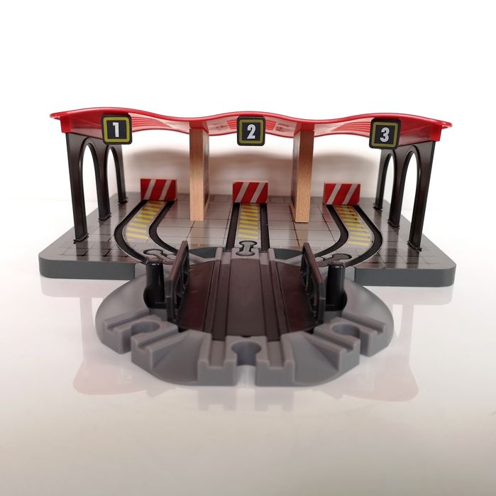 Duża, drewniana parowozownia Playtive z 3 peronami i obrotnicą