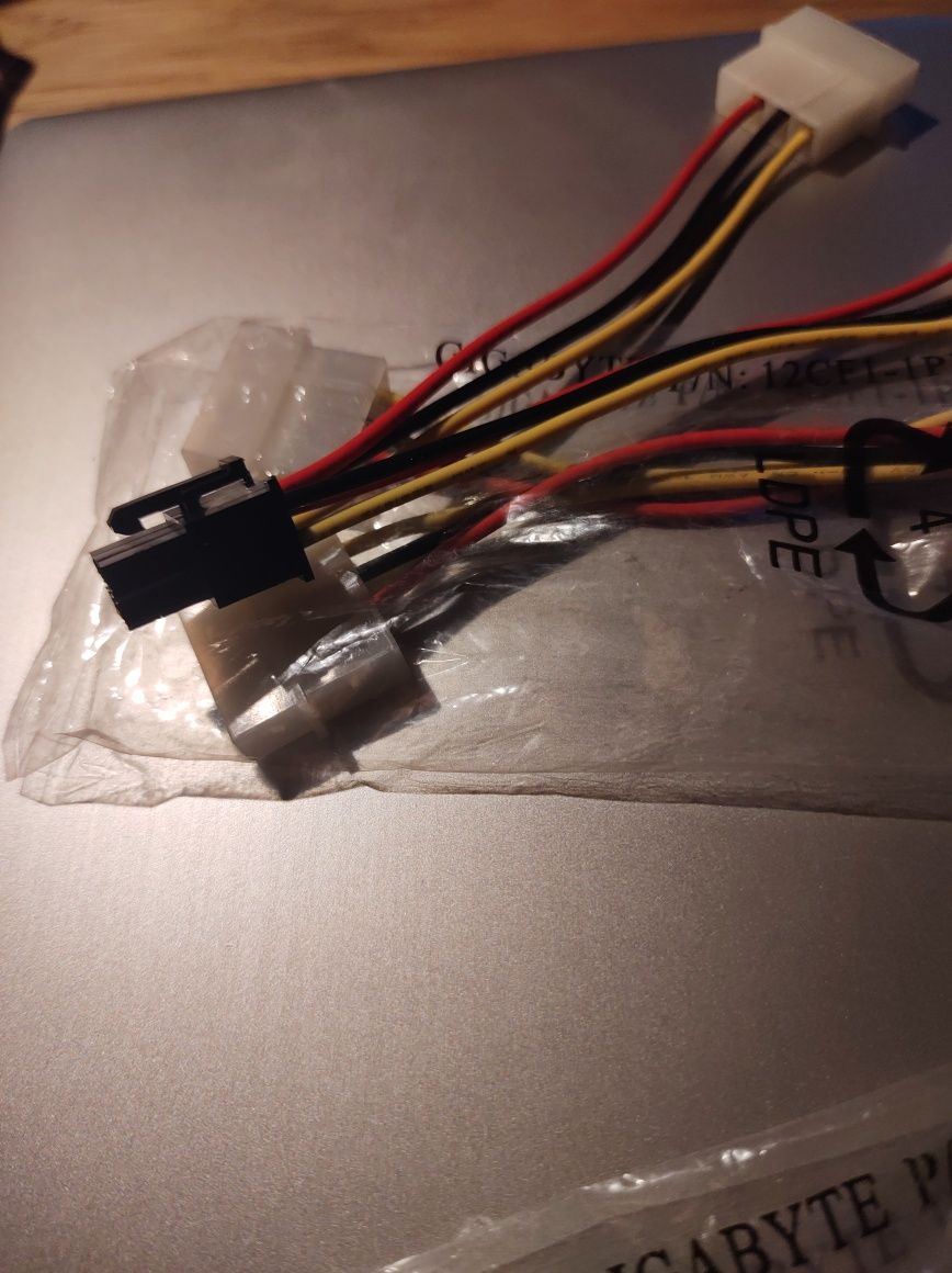 adaptery Gigabyte P/N:12CFI-1PW004-03R