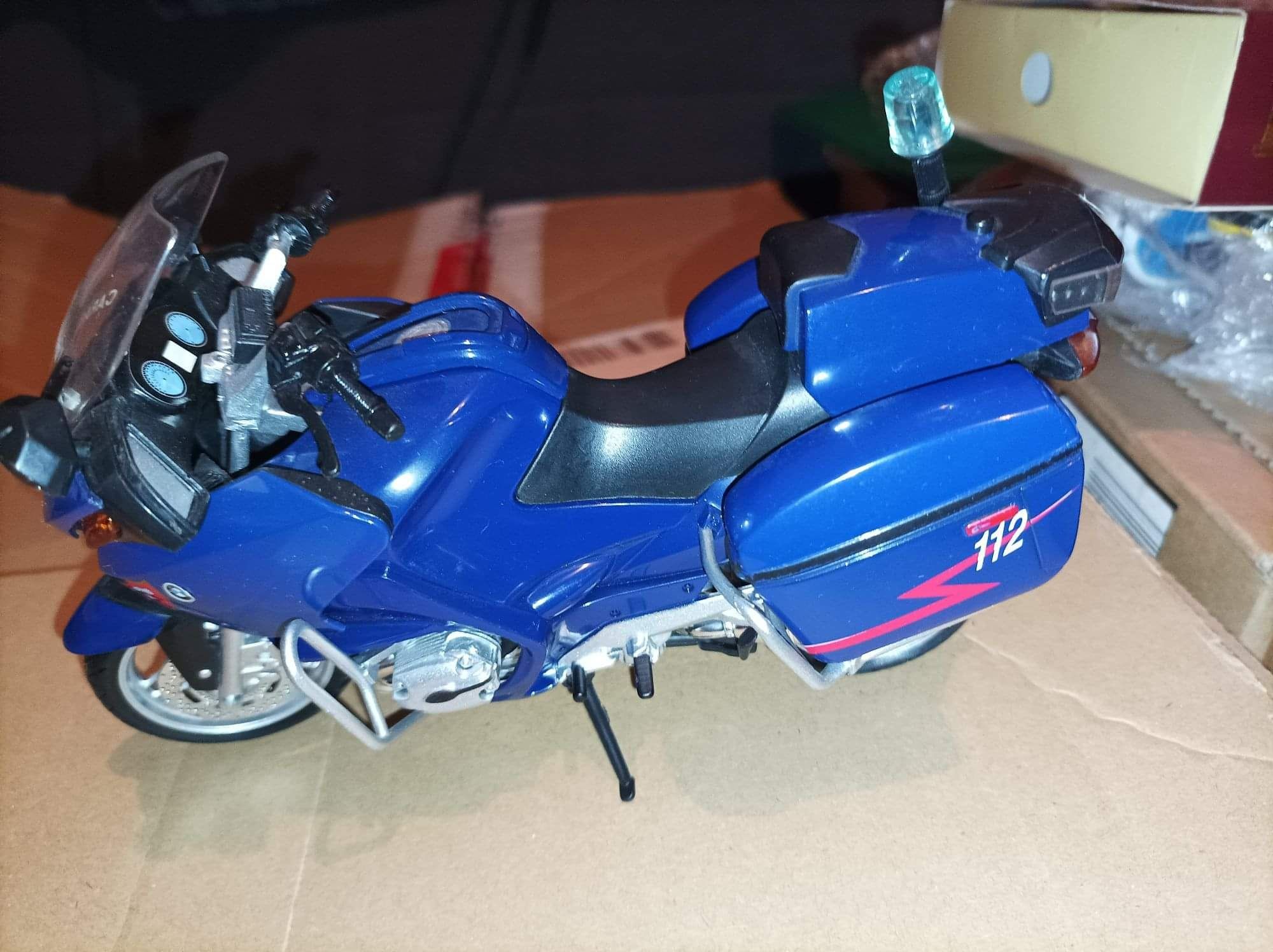 Model motoru BMW R1200 RT Carabinieri skala 1:12 New Ray