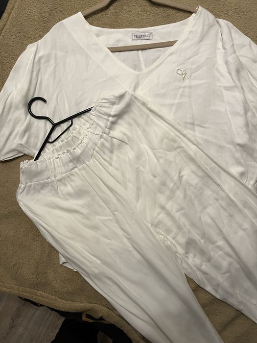 Bialy komplet bluzka i spodnie