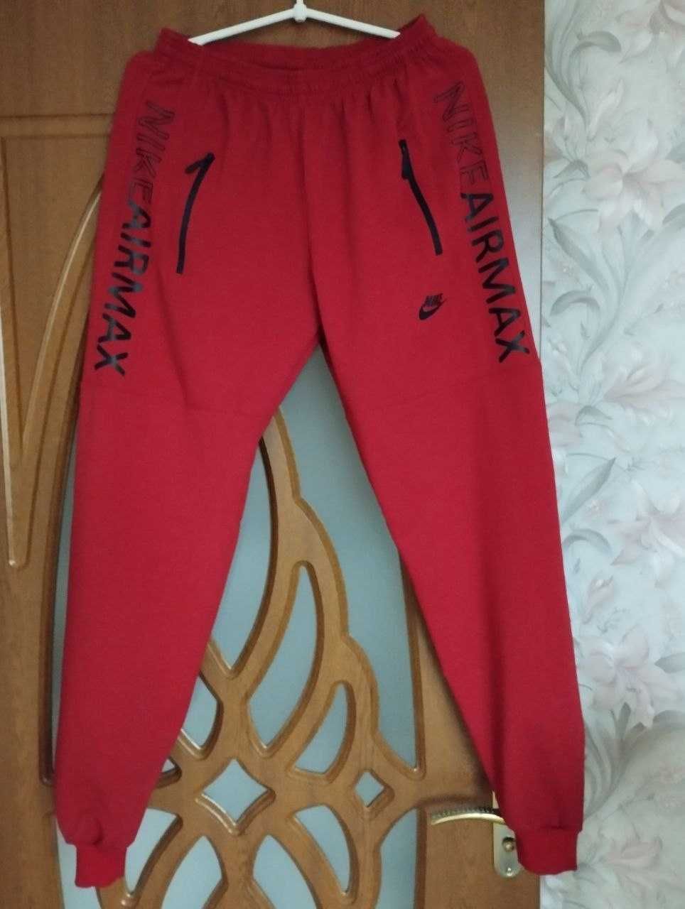 Яркие спортивные штаны