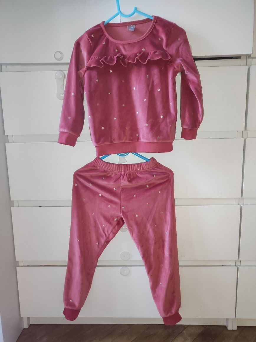 Śliczny welurowy dres z falbanką r. 98/104