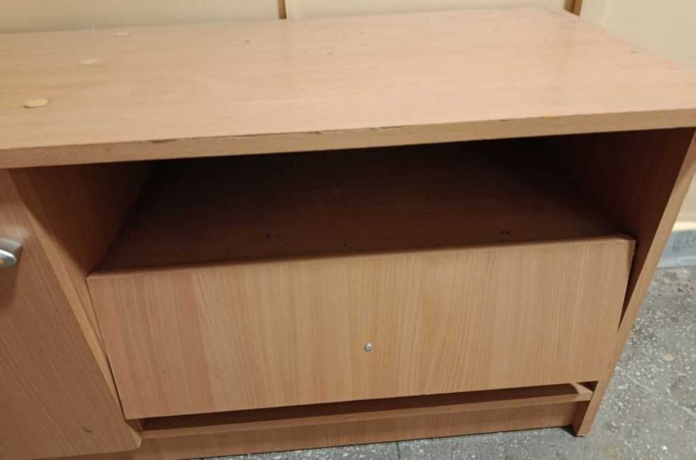 Szafka na buty, lub dół garderoby.