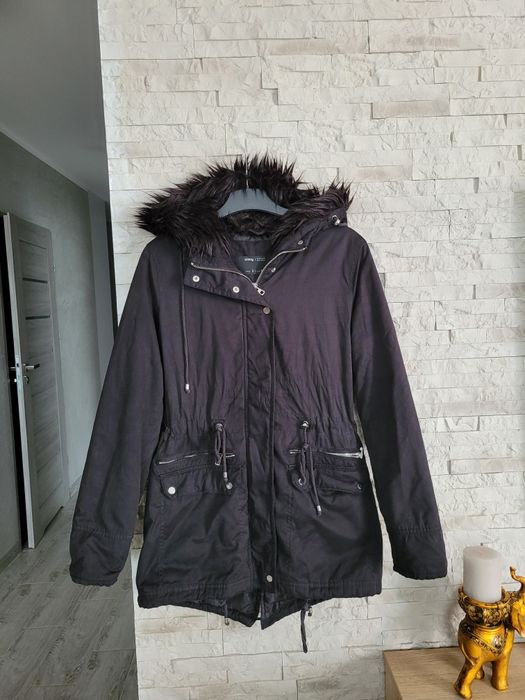 Czarna jesienno zimowa kurtka parka z futerkiem i kieszeniami Sinsay S