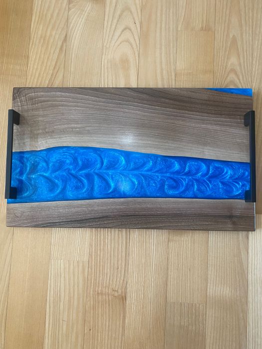 Deska do serwowania z drewna i żywicy