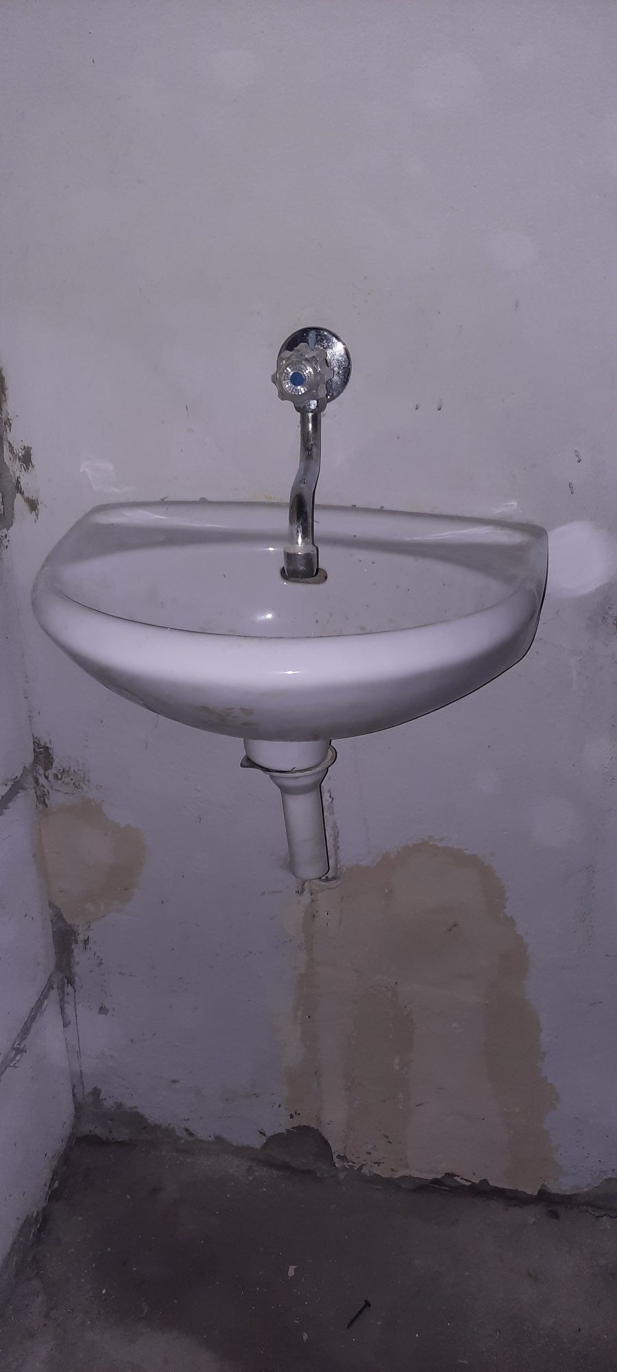 Umywalka lazienkowa plus bateria