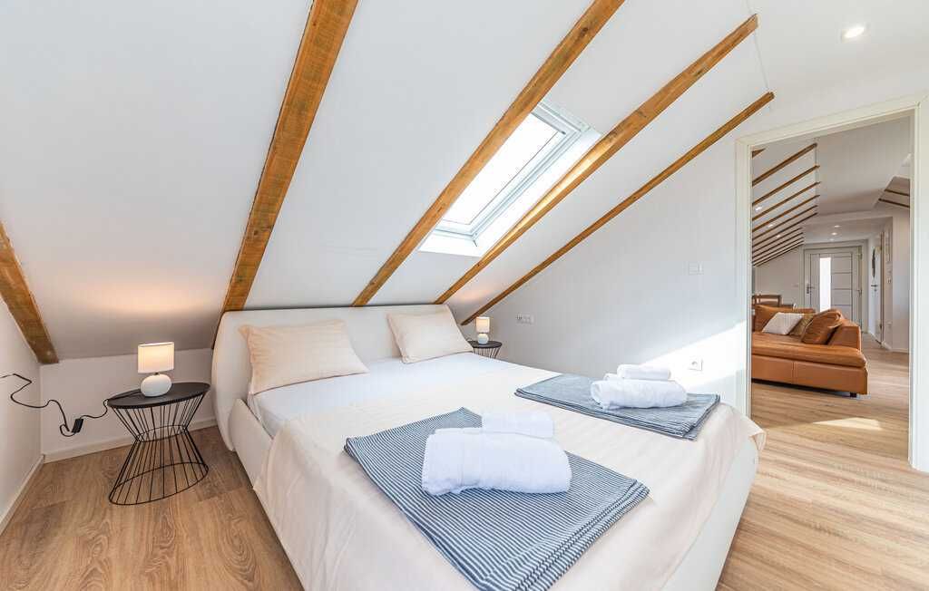Chorwacja, wrzesień, okolice Trogir, apartament z basenem dla 5 osób