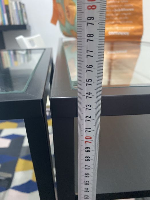 2 pequenas mesas com tampo de vidro e 1 estante madeira preta IKEA