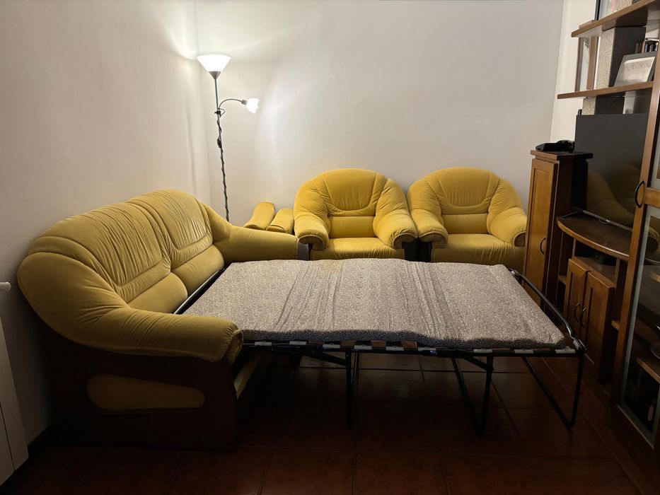 Sofás de madeira polida