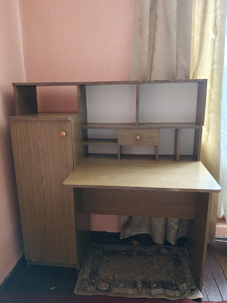 Меблі з горіха, стіл, диван