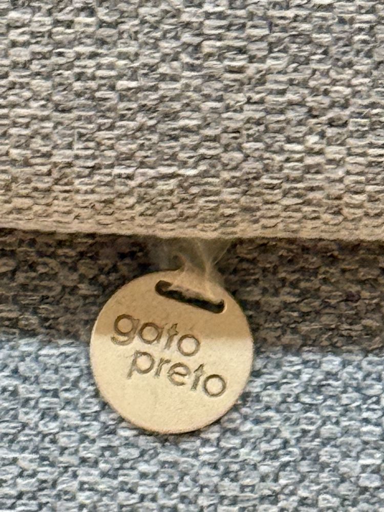 Sofá da Loja Gato Preto.