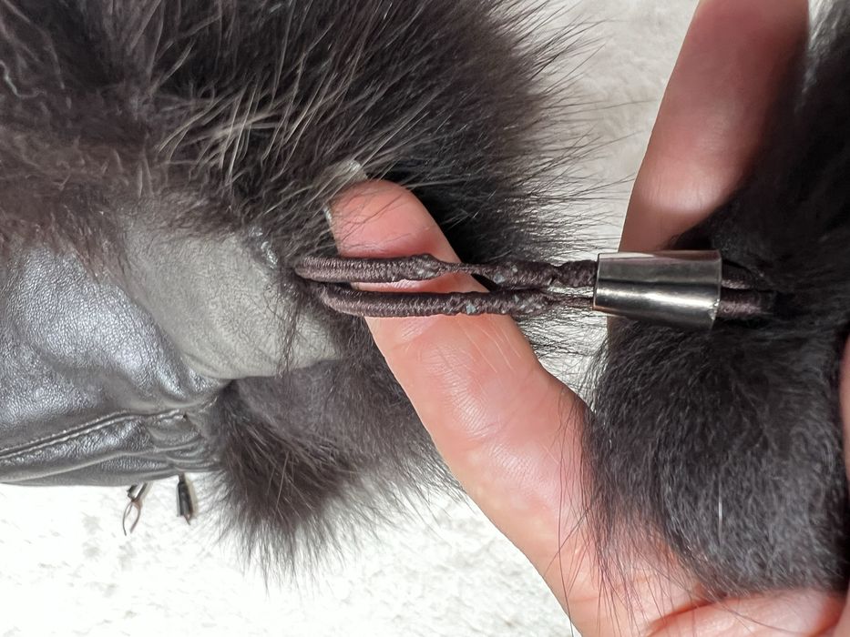 Шкіряна шапка з натуральним хутром песця