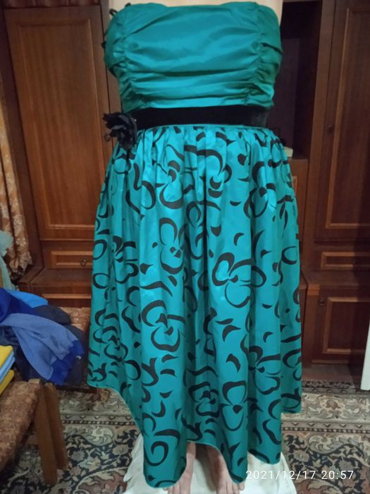 Платье вечернее  зеленый атлас с рисунком бархат