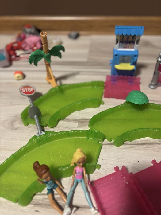 Barbie tor, uzywany z 3 lalkami i 3 autkami na zjdeciu są 4 zestawy .
