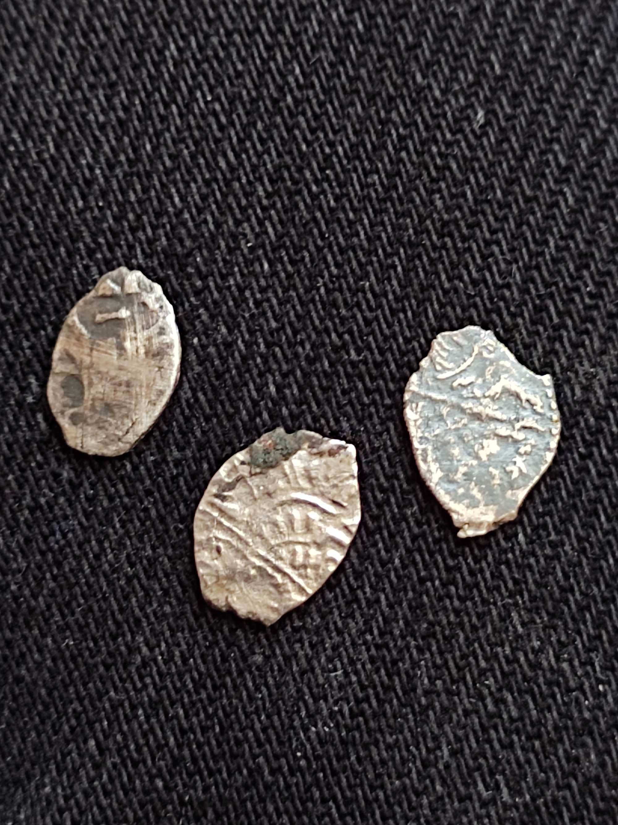 Три серебряные копейки - "чешуйки" правления Петра 1.