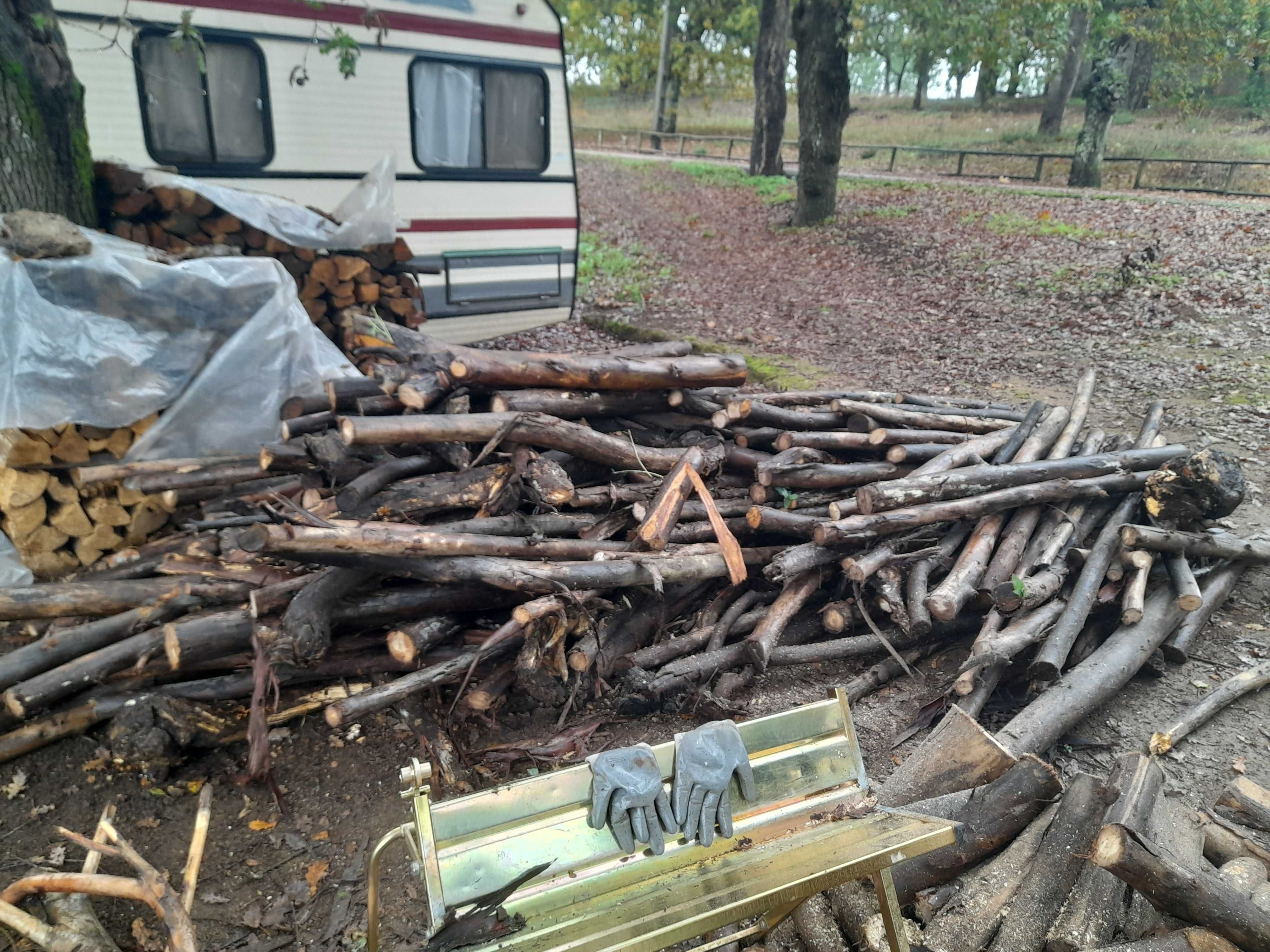 Firewood ready to sell cracked. Lenha pronta para vender rachada.