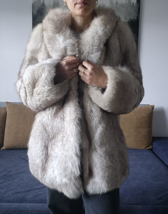 Futro naturalne z lisa niebieskiego futro białe