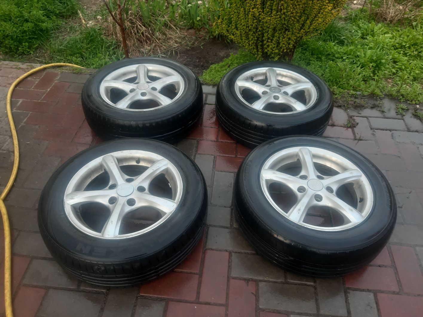 Продам комплектом оригинал ваг 195/60 R-15,5×112,