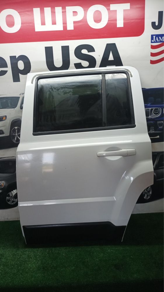 Задні ліві двері Jeep Patriot 2011-2017 колір PW1