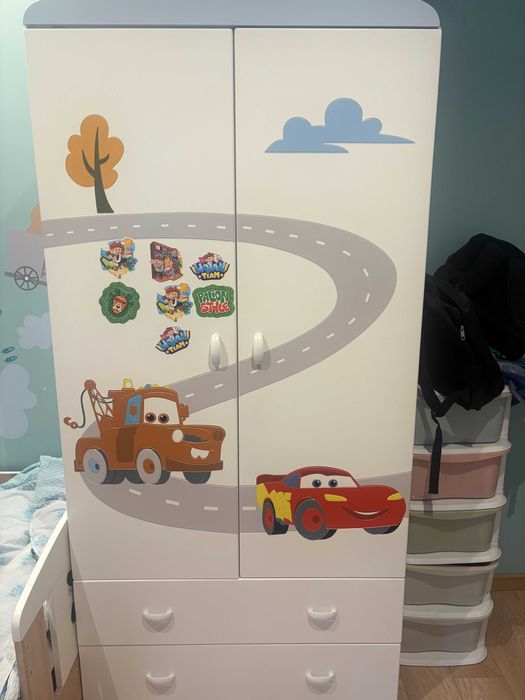 szafa i komoda z kolekcji "Cars" do pokoju dziecięcego