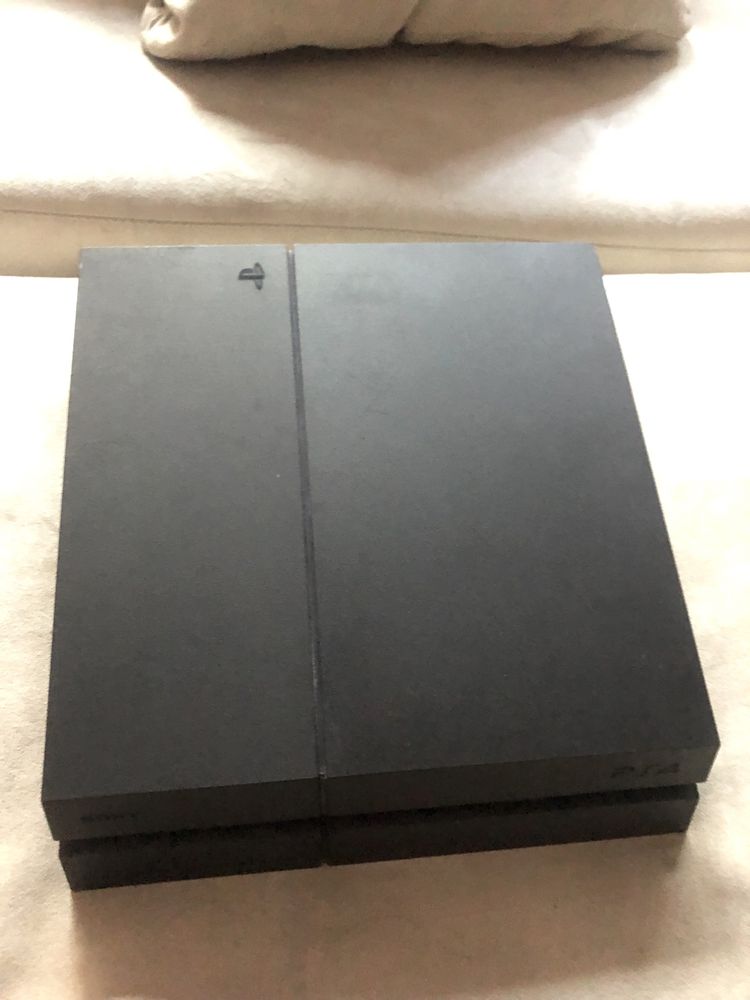 PS4 [500 GB] + comando + cabo alimentação+ jogo GTA V (disco)