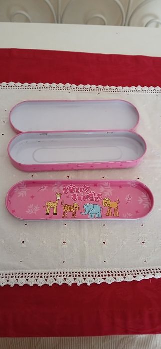 Estojo de metal antigo