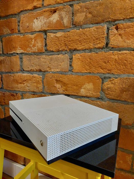 Konsola Microsoft XBOX ONE S 1TB 1681 napęd PAD gry FIFA słucha plomba