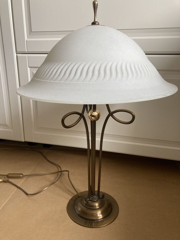Stylowa lampa stojąca z mosiądzu