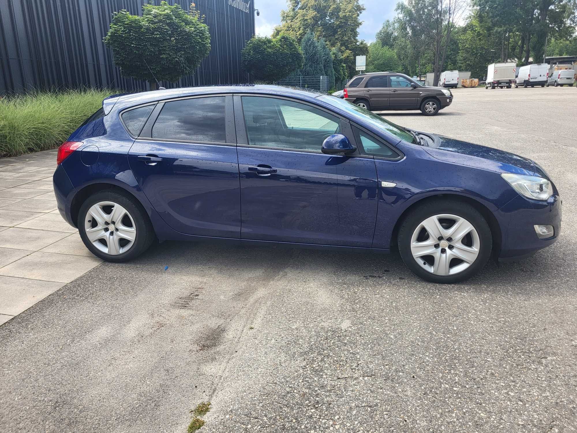 Samochód osobowy Opel Astra J.