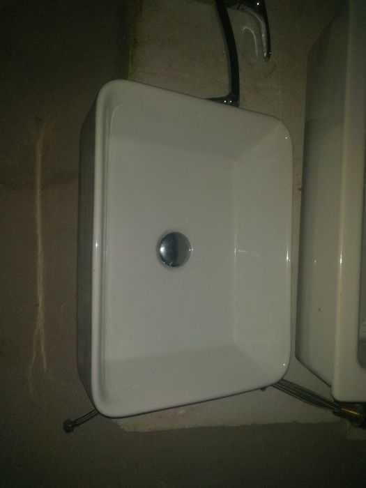 Wanna narożna i umywalka nablatowa