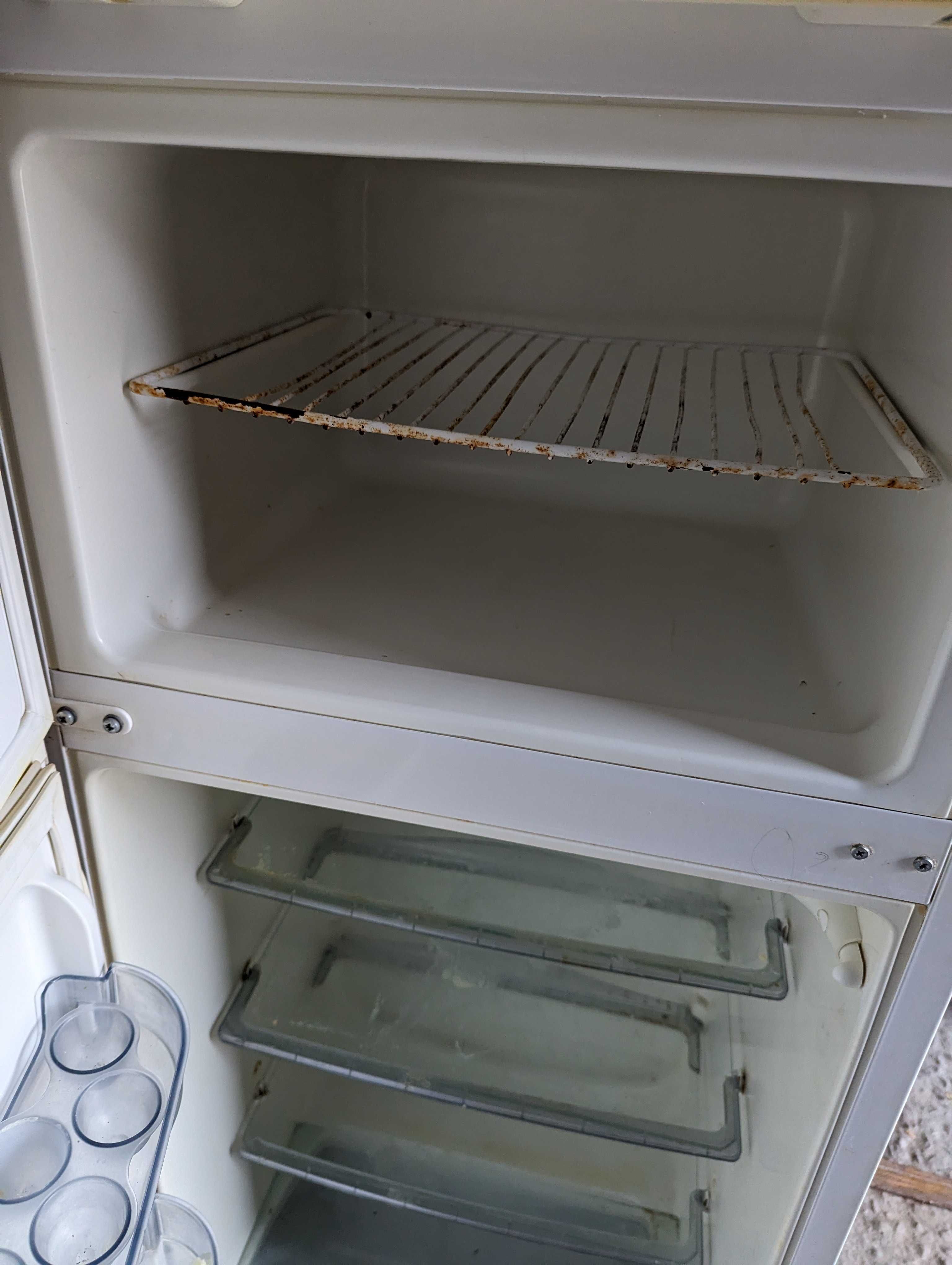 Холодильник двухкамерный Snaige Рабочий, нужен ремонт дверцы