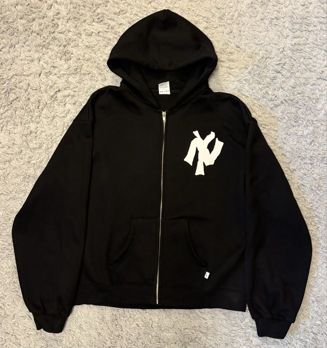 Czarna bluza na suwak z kapturem