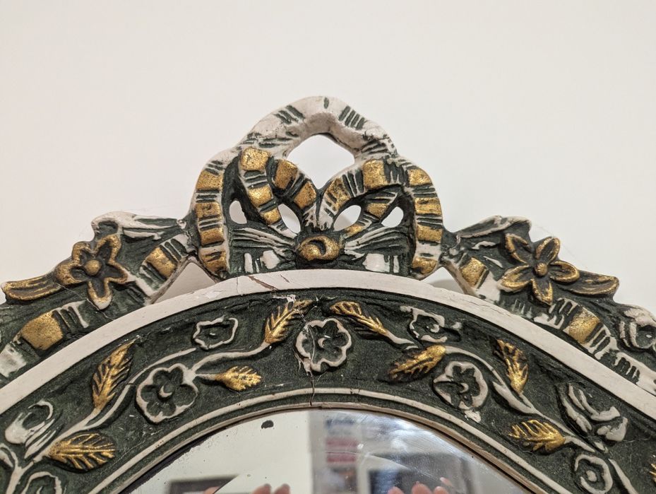 Credencia muito antiga com espelho