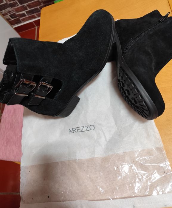 Par de botas de camurça pretas Arezzo