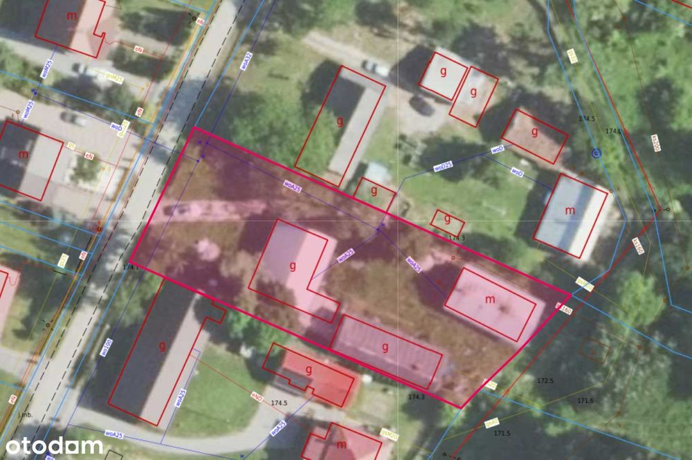 Działka 16a zabudowana domem i garażem