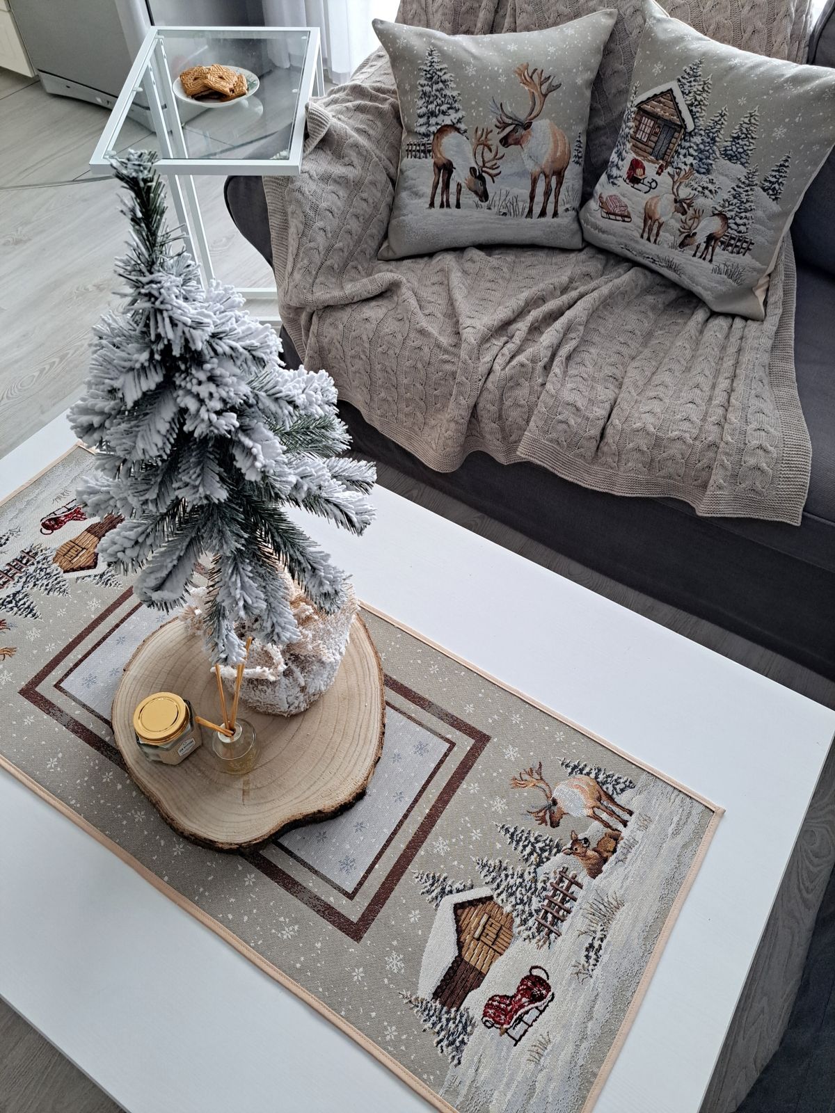 Bieżnik beżowy świąteczny gobelinowy z zimową chatką 40x100 cm 970