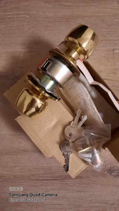 Дверная ручка круглая с замком