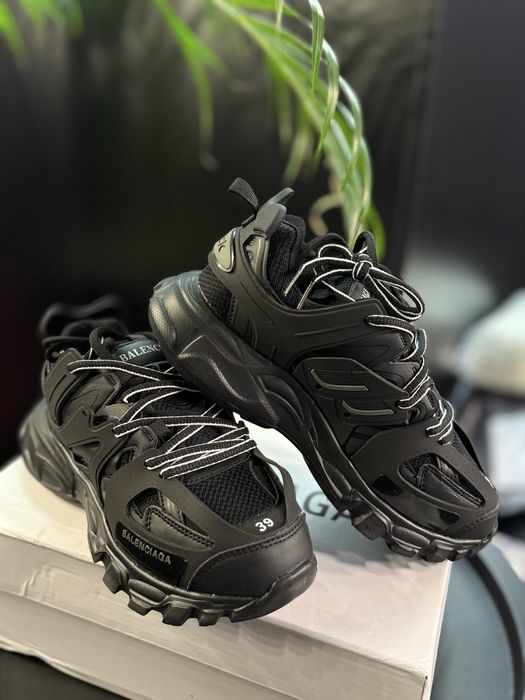 Кросівки Баленсіага 39( йде на 38 розмір )