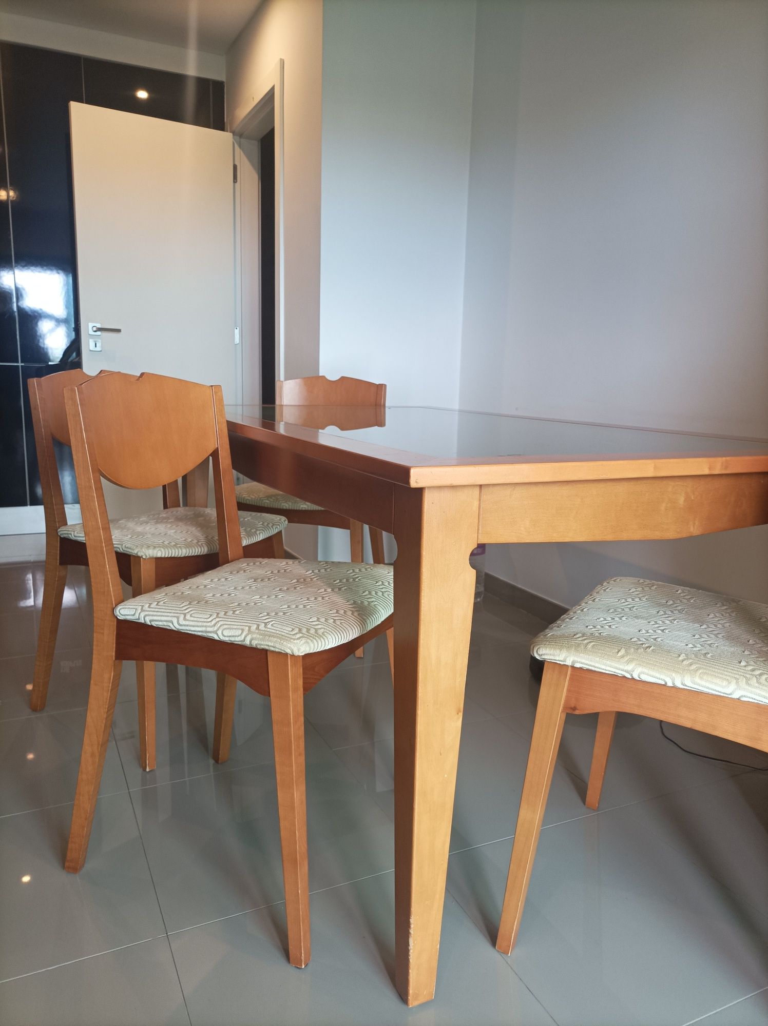 Mesa de jantar e 6 cadeiras