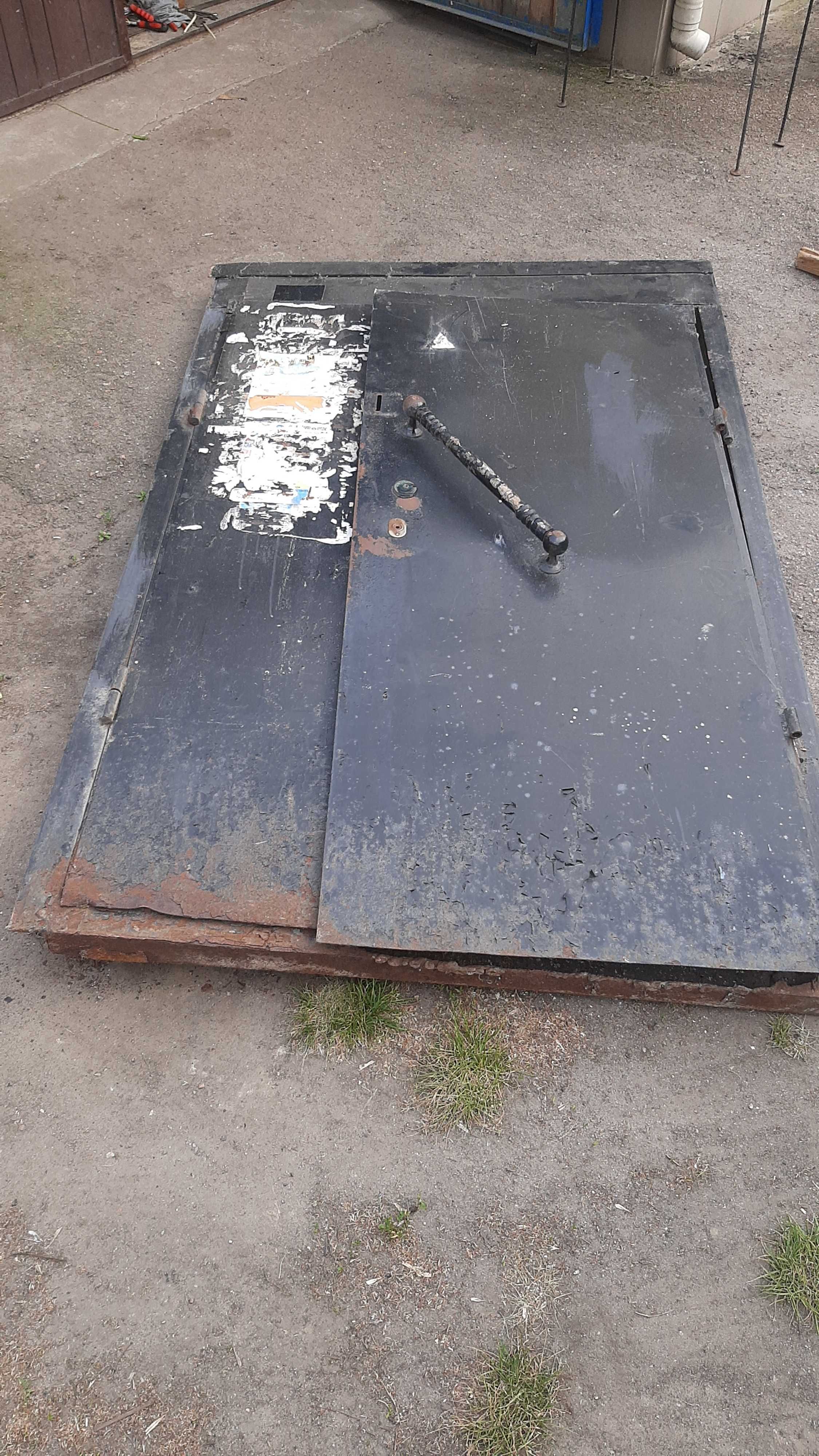 Двері металеві в під'їзд тамбур або других потреб