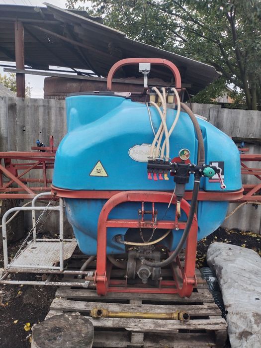 Обприскувач Jar met 600 л