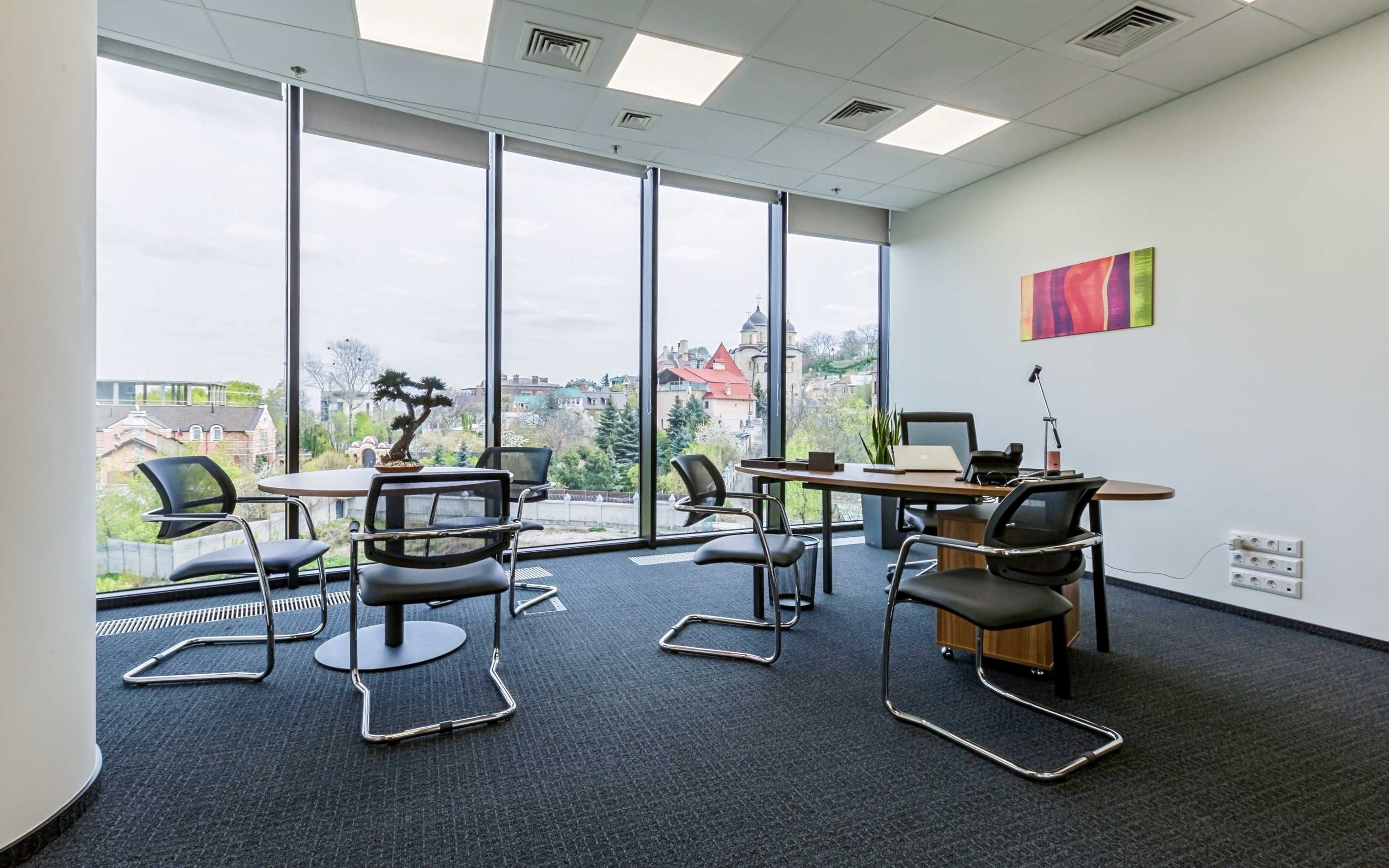 Усе включено: професійний офісний простір для 15 осіб у Regus IQ