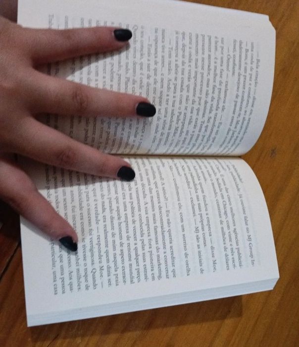 Livro de bolso "O Santo, o Surfista e a Executiva"