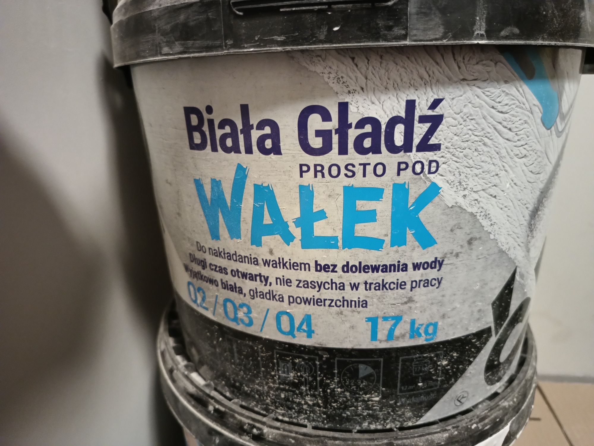 Grunt i gładź w wiaderku
