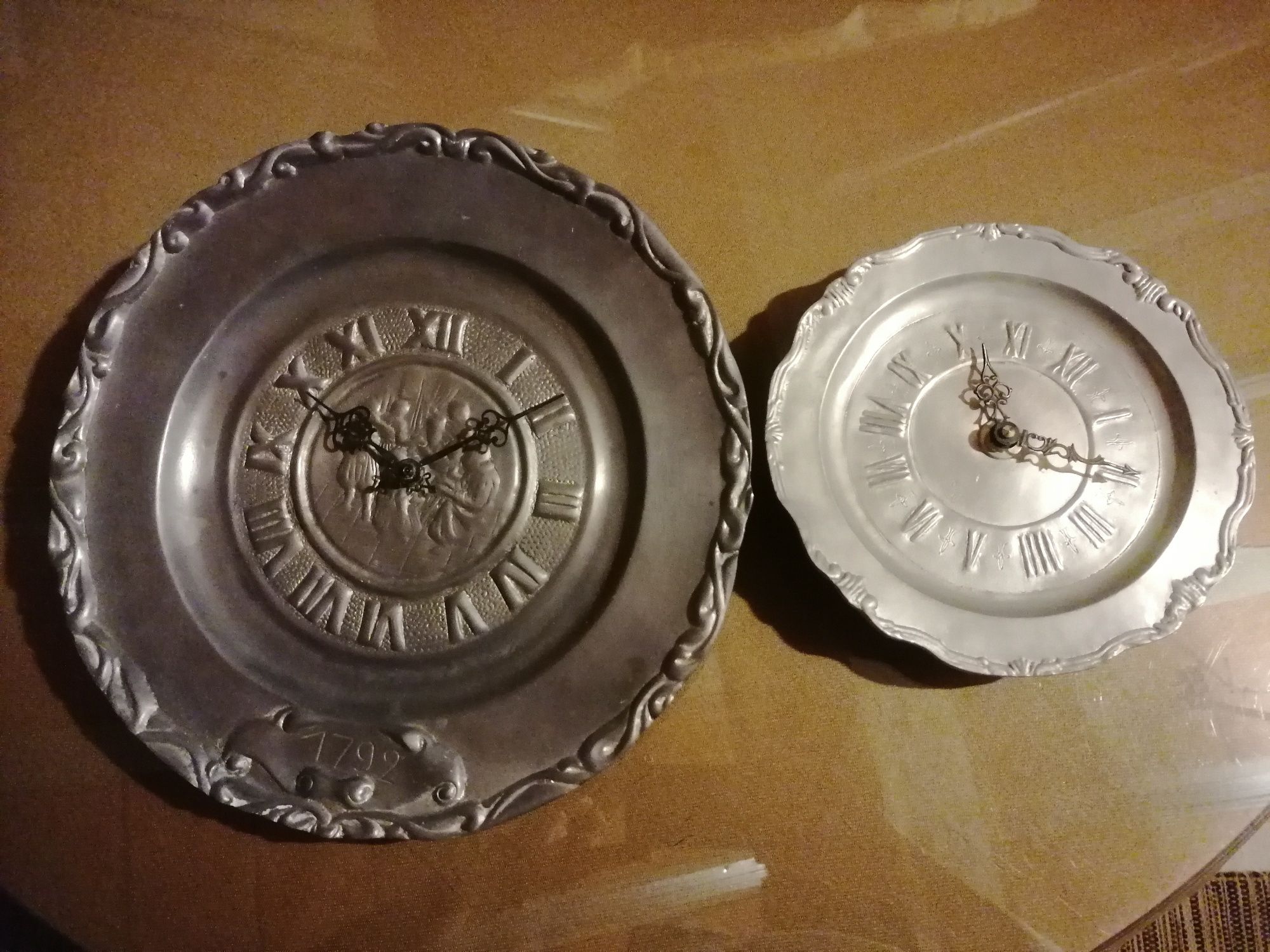 Relógios em estanho.