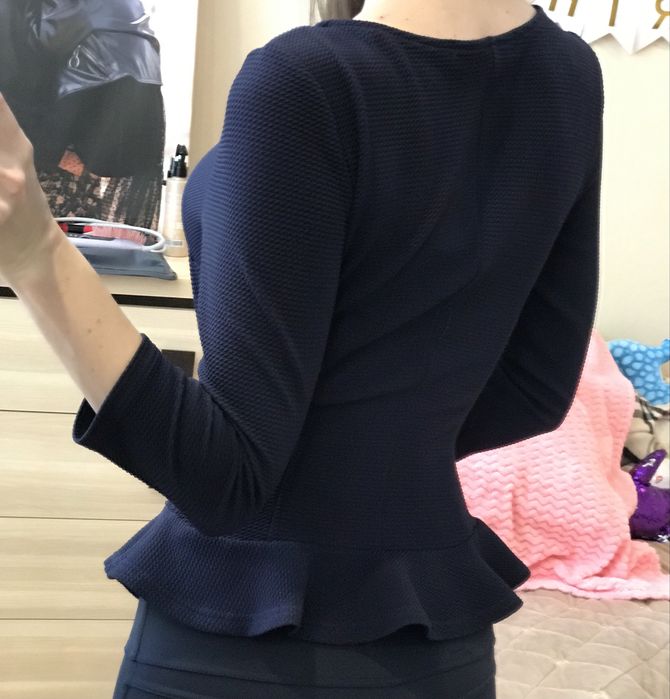 Темно-синя кофта з баскою