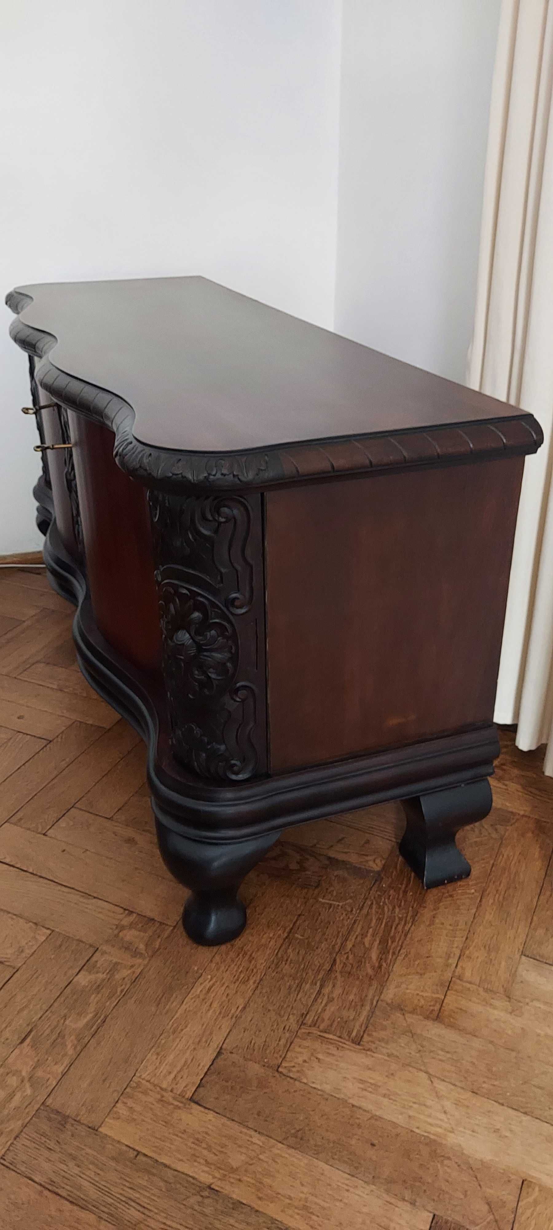 Komoda z lat 50-tych w stylu chippendale.