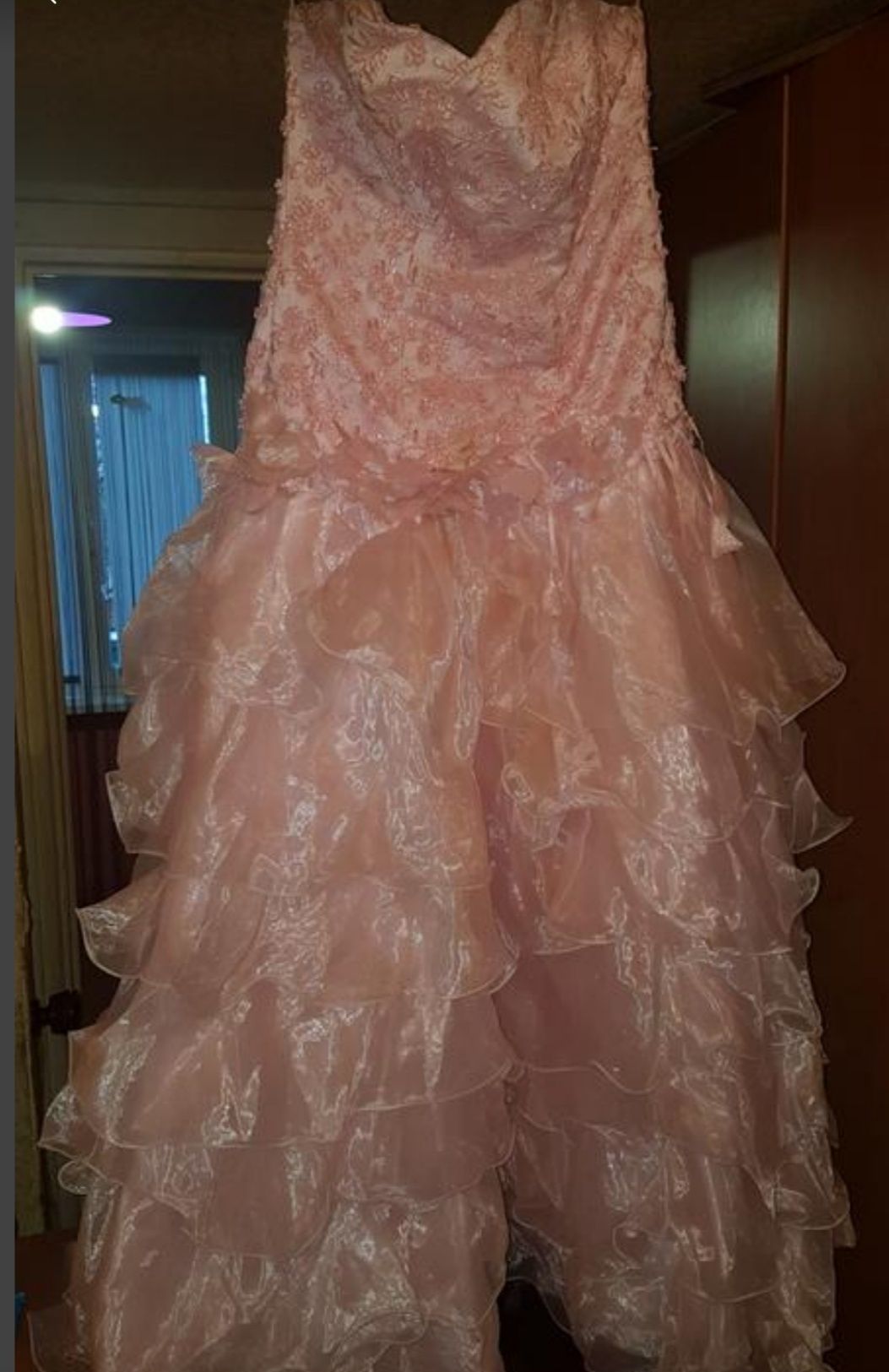 Сукня для випускного або весілля