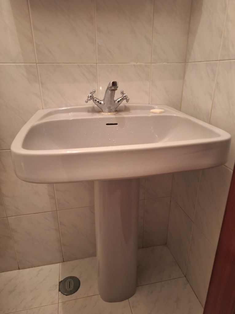 Lavatório de WC cinzento